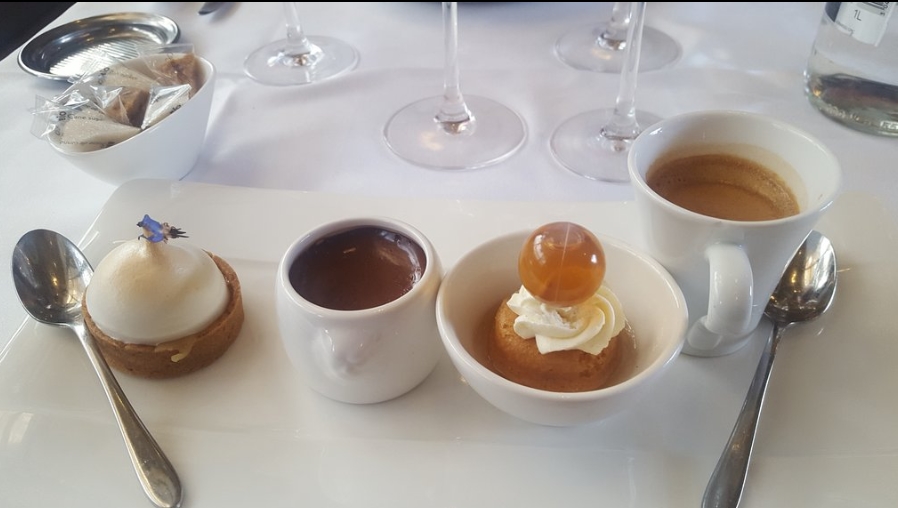 Десерт, шоколад из Le Train Bleu Кофе и десерт в Le Train Bleu