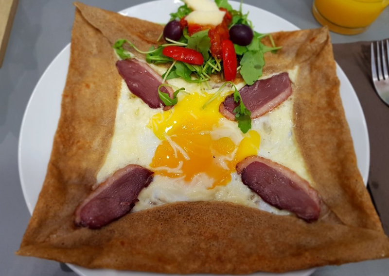 Блин необычной формы из Creperie Gourmands Вкусный блин из Creperie Gourmands