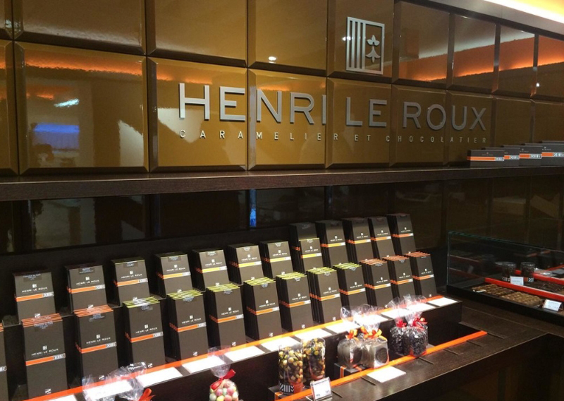 Шоколад и карамель в Henri Le Roux Caramelier-Chocolatier Дорогая кондитерская Henri Le Roux Caramelier-Chocolatier