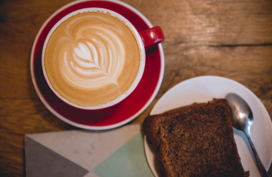 Кофе и торт в Matamata Coffee Bar Капучино из Matamata Coffee Bar