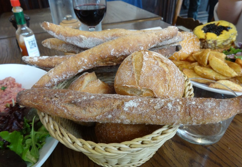 Аппетитный хлеб из булочной Le Moulin de la Vierge Аппетитный хлеб из Le Moulin de la Vierge