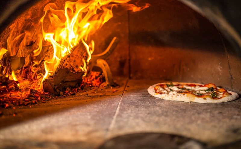 Как готовят пиццу в Osteria Pizzeria Da Bartolo Красивая готовка пиццы в Osteria Pizzeria Da Bartolo