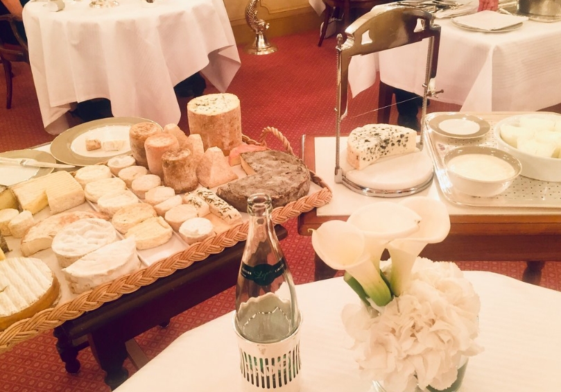 Сыры и вино из Paul Bocuse Restaurant Сыры в Paul Bocuse Restaurant