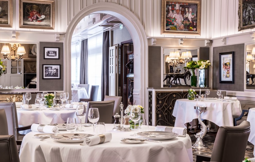 Шикарный интерьер Paul Bocuse Restaurant Внутри Auberge du Pont de Collonges-Paul Bocuse
