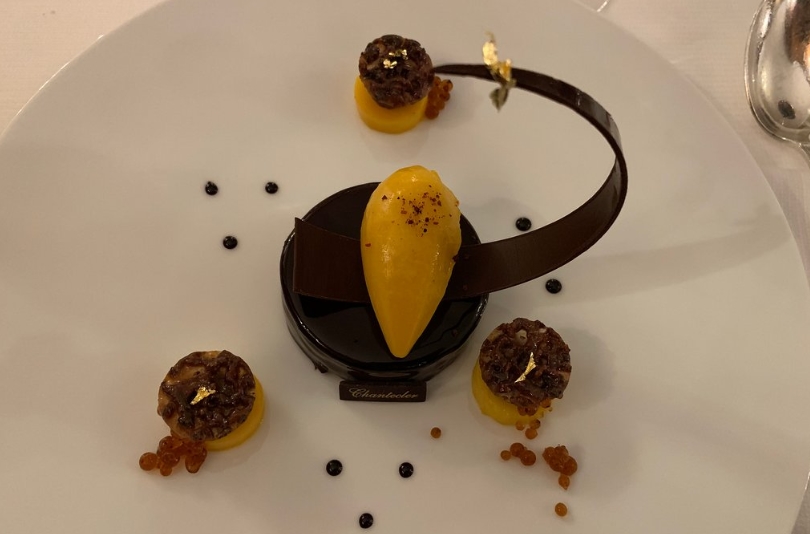 Маленький десерт в Le Bouchon des Cordeliers Изысканный десерт в Le Bouchon des Cordeliers