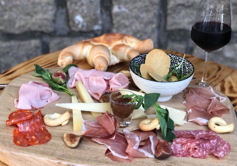 Красное вино и ветчина в L'épizzeria Frédo Блюдо и вино из L'épizzeria Frédo