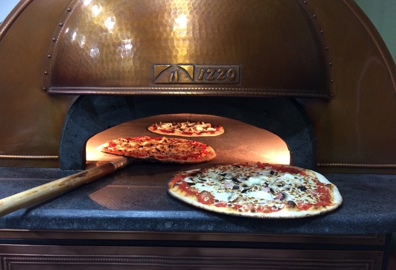 В ресторане L'épizzeria Frédo готовят пиццу Готовят пиццу