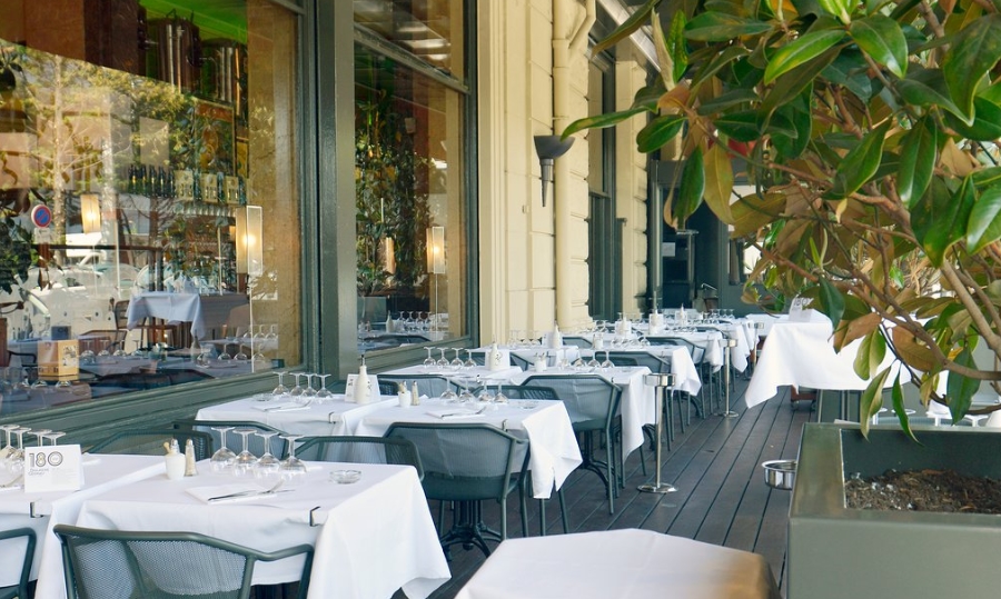 Столики на улице в Brasserie George Несколько столиков на улице в Brasserie George