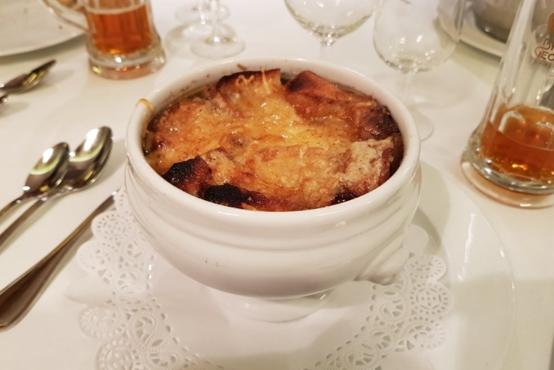Вкусное горячее из Brasserie George Блюдо с запеченным сыром из Brasserie George