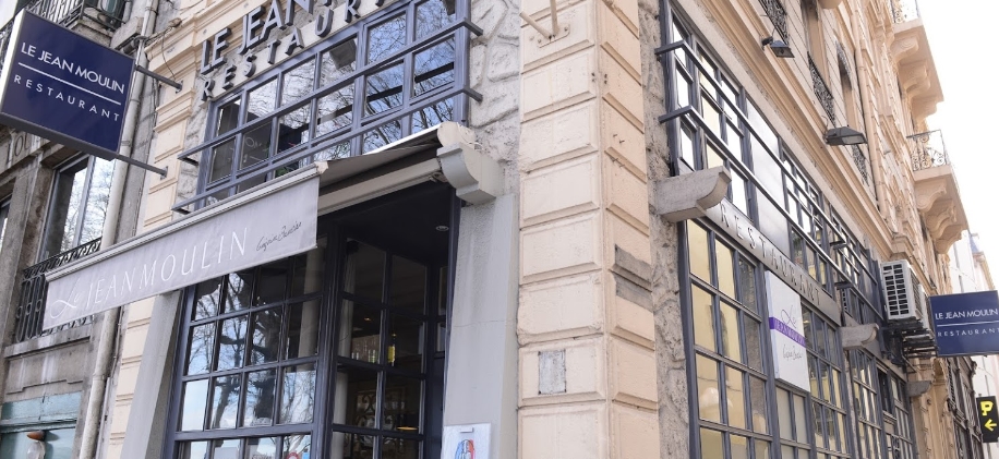 Как выглядит вход в Le Jean-Moulin Экстерьер Le Jean-Moulin