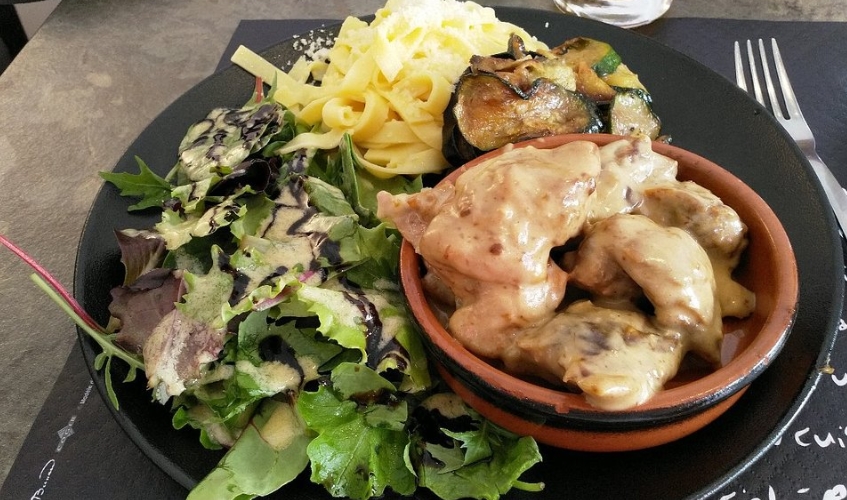 Курица с овощами в Le Café du Marais Блюдо в Le Café du Marais