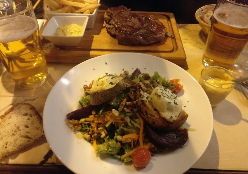 Мясо и пиво в Le bistrot du peintre Блюдо из Le bistrot du peintre