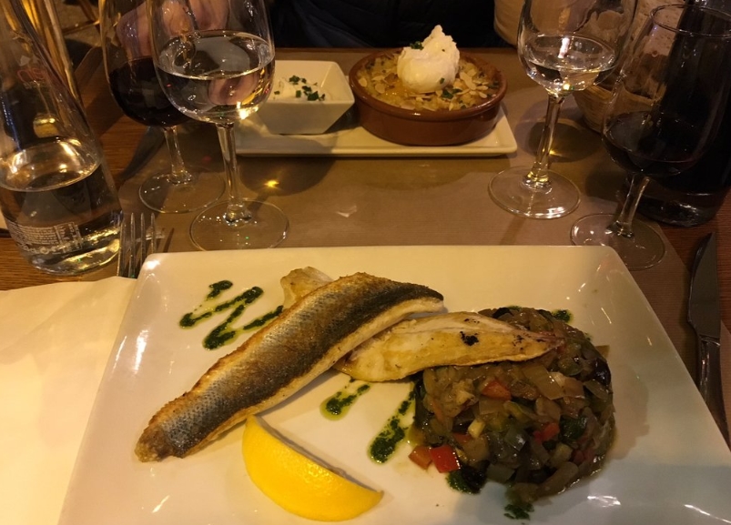 Рыбное блюдо в Le bistrot du peintre Рыба и вино из Le bistrot du peintre