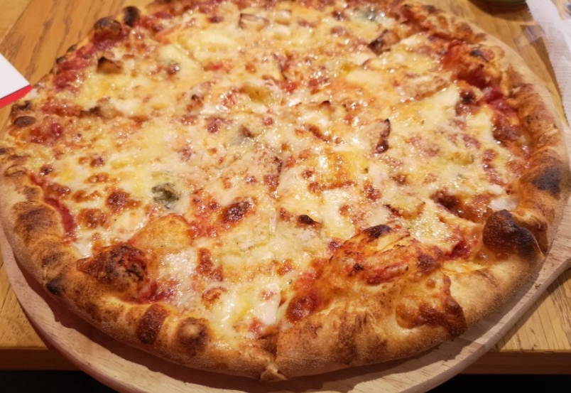 Большая вкусная пицца из Plaza Pizza Много сыра на пицце из Plaza Pizza