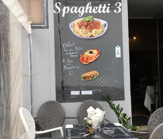Снаружи Spaghetti 3 Столик и меню в Spaghetti 3