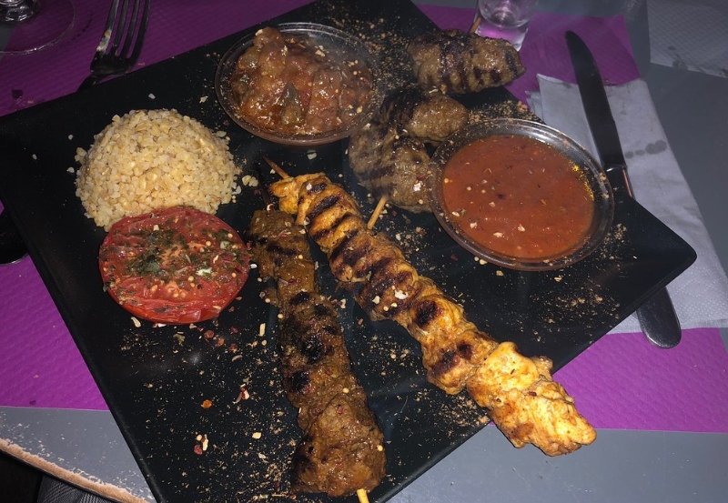 Мясо с соусом в ресторане Tchoutchoura Мясные блюда в Tchoutchoura