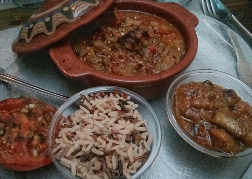 Много еды с мясом из Tchoutchoura Блюда в Tchoutchoura