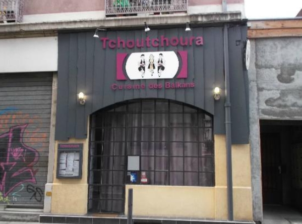 Вывеска Tchoutchoura Дверь в ресторан Tchoutchoura