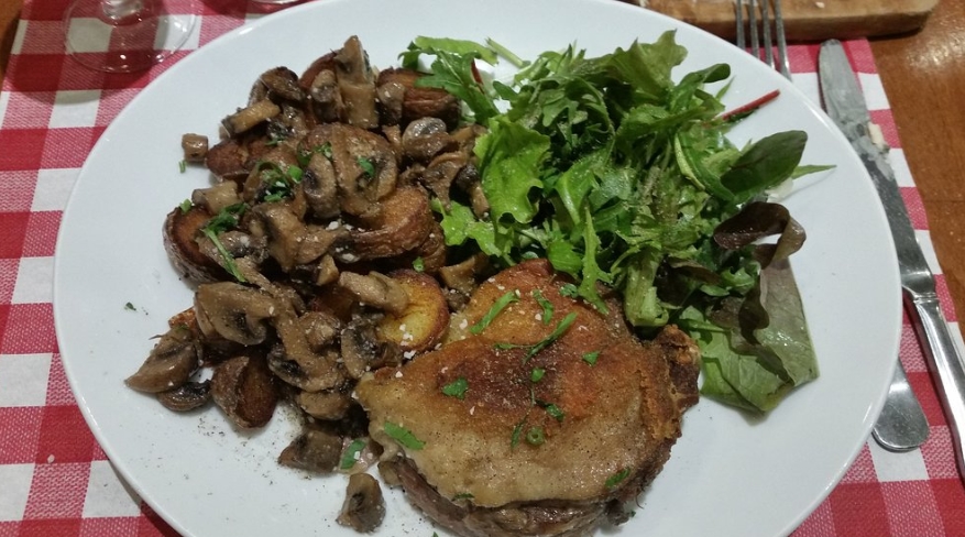 Блюдо с мясом из Le petit Vendôme Еда из Le petit Vendôme