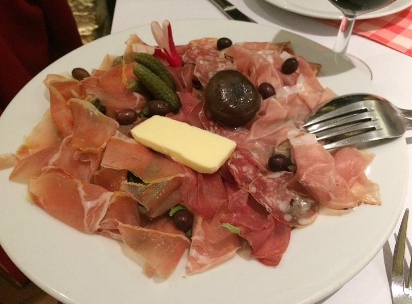 Мясная закуска в ресторане Chez Acchiardo Мясная закуска из Chez Acchiardo