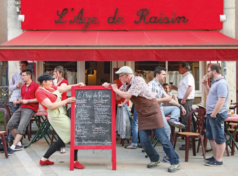 L'age de Raisin и люди Вывеска L'age de Raisin