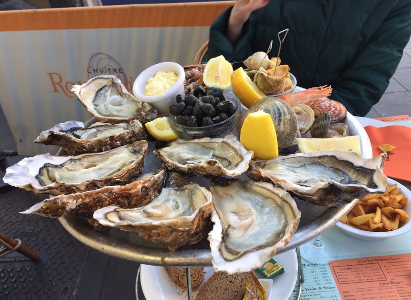 Много устриц с лимонами в Cafe de Turin Много устриц в Cafe de Turin