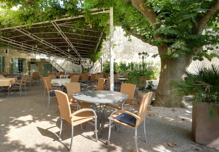Уличная часть La Ferme Столики на улице в La Ferme
