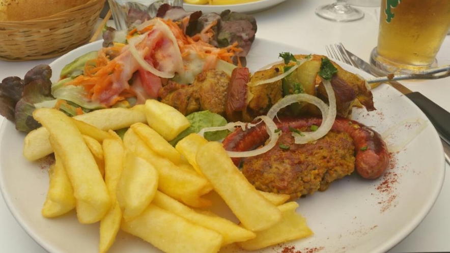 Мясо и картошка из Couscousserie de l'Horloge Еда с картофелем в Couscousserie de l'Horloge