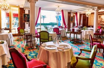 В красивом ресторане Le Chantecler