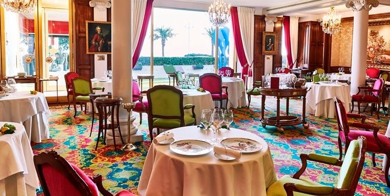 В красивом ресторане Le Chantecler