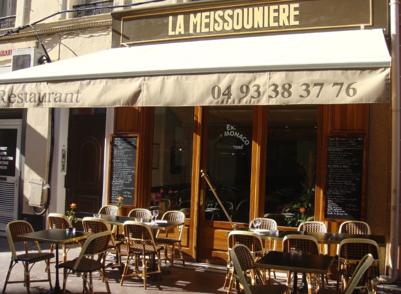 Вход в ресторан La Meissounière Вывеска La Meissounière