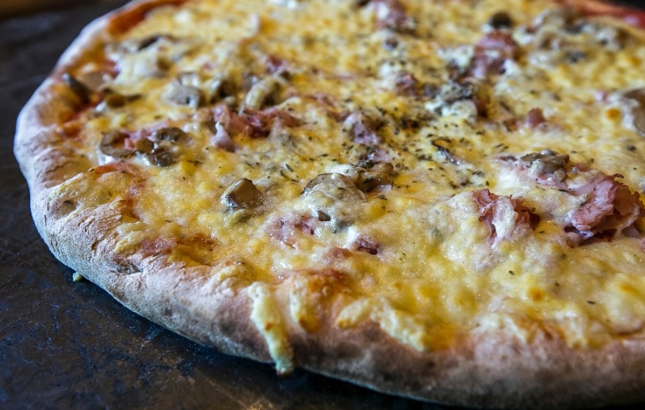 Пицца с большим количеством сыра в La Pizza Cresci Пицца из La Pizza Cresci