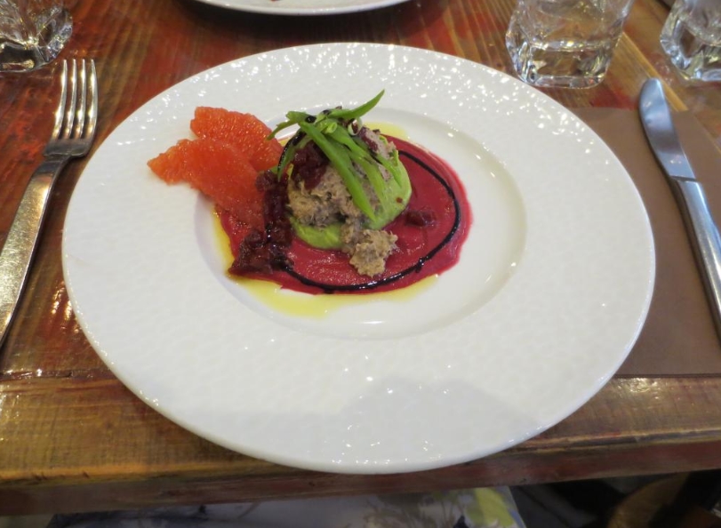 Блюдо с соусом в La Table du chef Маленькое блюдо в La Table du chef