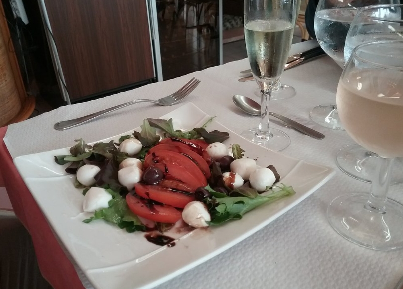 Мясная закуска в La Terrasse Еда и вино в La Terrasse