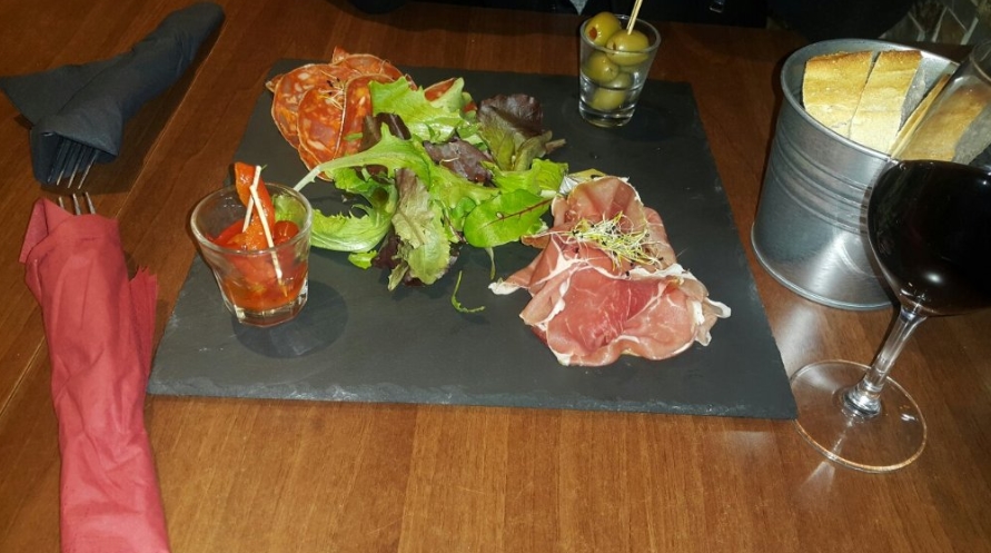 Мясная закуска в Wine Bar Avignon Закуски из Wine Bar Avignon