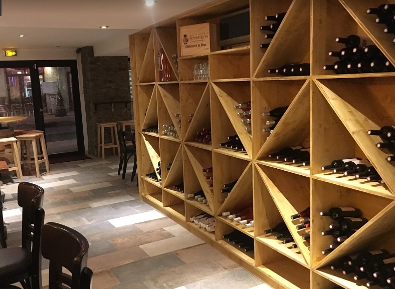 Бутылки вина из Wine Bar Avignon Полки с вином в Wine Bar Avignon